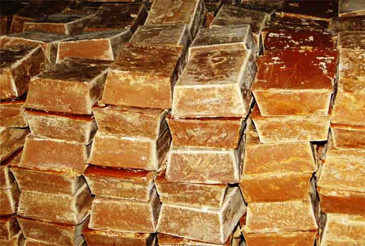 <p>Por outro lado, a rapadura continua sendo rica em açúcar e deve ser consumida com moderação.</p>
