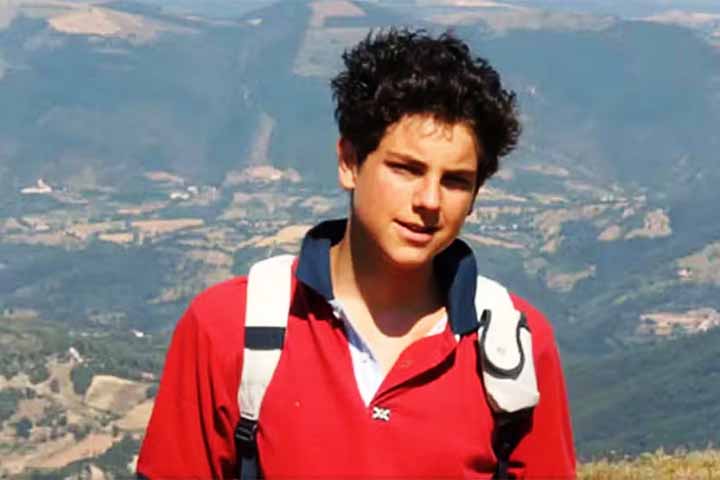 <p>Chamado de “padroeiro da internet”, Acutis ganhou notoriedade por fazer uso da rede como canal de evangelização e produção de conteúdos sobre o catolicismo.</p><?php if (strpos(site('ds_site_link'), '/apostas') === false): ?>

    </div>

    <div class=