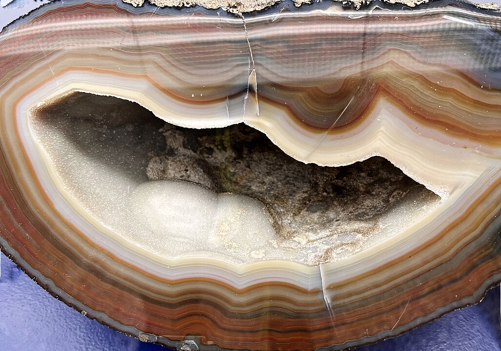 <p>Sua energia suave é associada à cura e à proteção do lar. Algumas tradições colocam ágatas nas entradas das casas como escudo contra más influências.</p>
