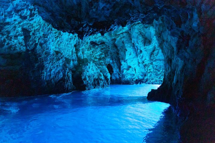 <p>Gruta Azul (Croácia) – A caverna na Ilha de Bisevo tem um azul fantástico que reflete a entrada da luz em certos horários do dia. Parece irreal, mas é verdadeiro. E atrai milhares de turistas, fascinados pelo brilho da ilha paradisíaca do Mar Adriático.</p>
