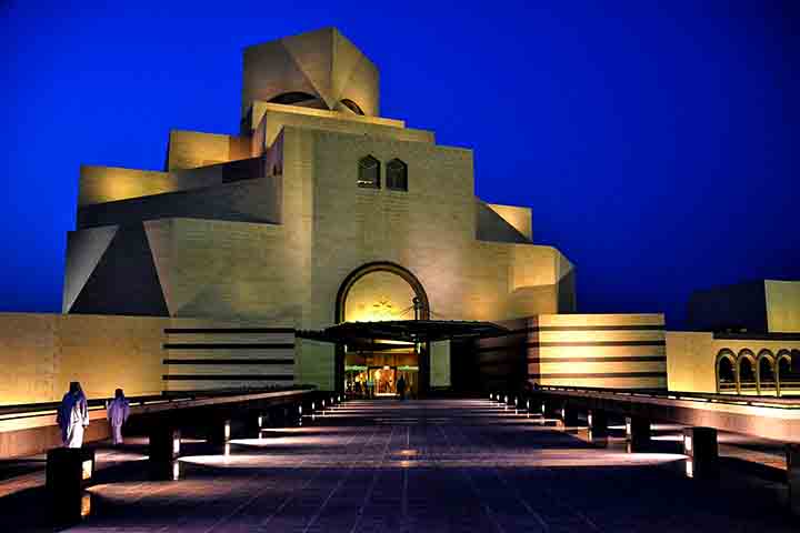 <p>Situado em uma ilha artificial em Doha, o Museu de Arte Islâmica inspirou-se em estilos islâmicos clássicos, presentes nas formas geométricas e no salão central abobadado.</p>
