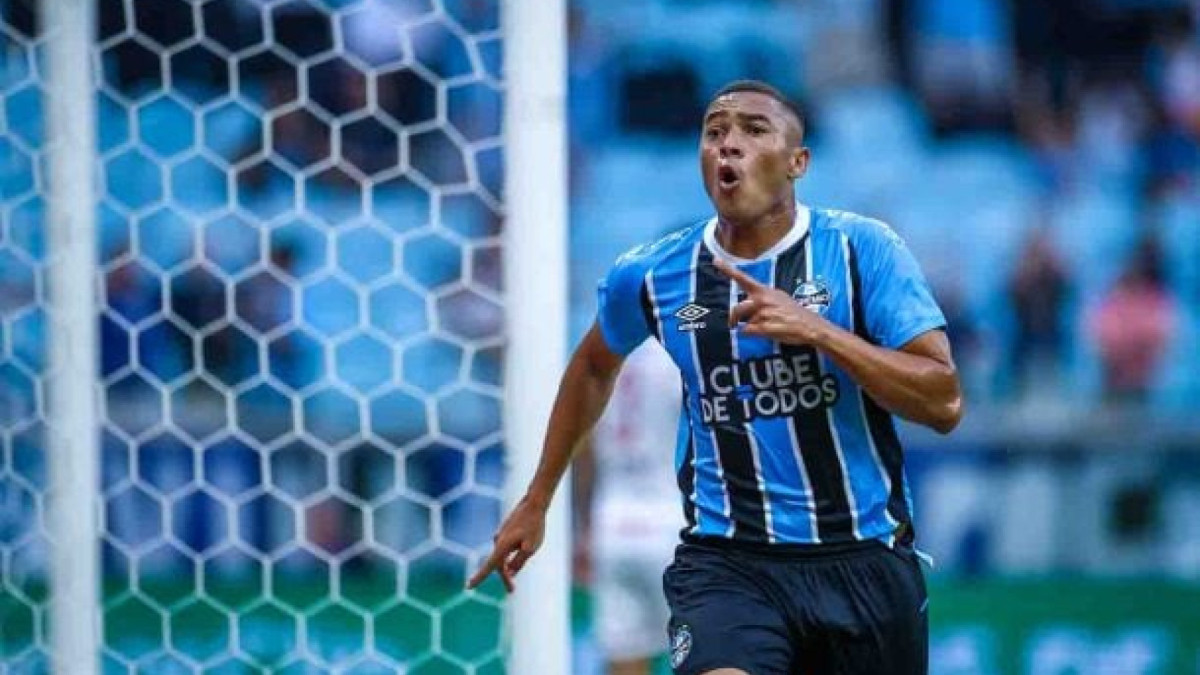 Centroavante consolidou um hat-trick no triunfo do Tricolor sobre o frágil São Luiz 