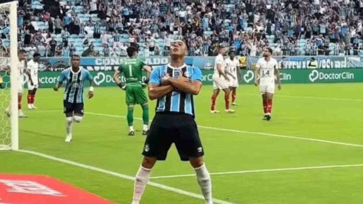 No primeiro encontro do técnico Luis Castro com a torcida na Arena, Tricolor faz muito bem o seu dever de casa 