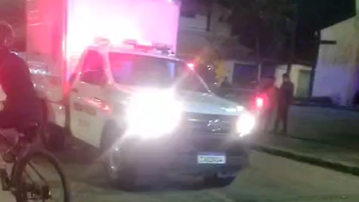 Homem foi morto e outras pessoas foram baleadas em uma praça do bairro Tabapuá, em Caucaia, na noite dessa sexta-feira, 16