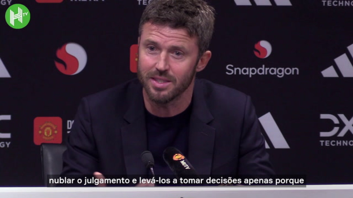 Carrick celebra grande vitória do Manchester United sobre City