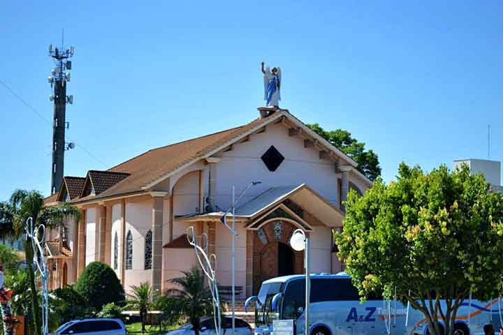<p>Durante o dia, a luz natural atravessa os vitrais e se mistura ao brilho das pedras, criando um ambiente místico e sereno. A torre da igreja permite uma visão privilegiada da cidade.</p>
