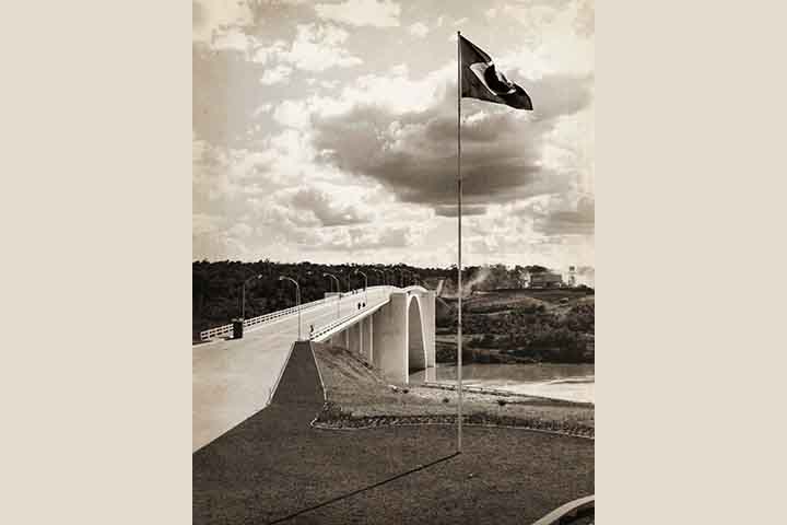 <p>Antes da construção dessa interligação terrestre entre os dois países, para chegar a um dos lados era necessário recorrer a travessias fluviais ou fazer o caminho pela Argentina.</p>
