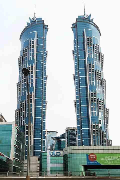 <p>O hotel abriga restaurantes premiados, spas e salões de eventos. Seu design vertical otimiza espaço e garante conforto mesmo em meio ao ritmo acelerado da cidade. Fica na oitava colocação.</p>
