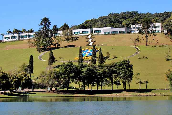 <p>Tem sua identidade ligada diretamente ao turismo natural, além de ser sede do centro de treinamento da Seleção Brasileira de Futebol (Granja Comary) e abrigar uma feira ao ar livre de artesanato com mais de 700 expositores.</p>
