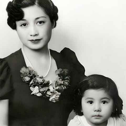 <p>Filha de uma pianista clássica e de um banqueiro, sua infância foi marcada pelos desafios da Segunda Guerra Mundial e pelas transformações sociais no Japão.</p>
