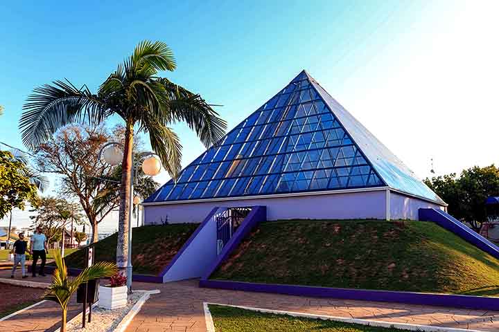 <p>Muitos visitantes relatam sensações únicas ao permanecer ali, como se o ambiente carregasse uma energia concentrada. Essa fama está ligada à crença nos poderes da ametista, tradicionalmente associada à proteção, ao equilíbrio emocional e à transformação interior.</p>
