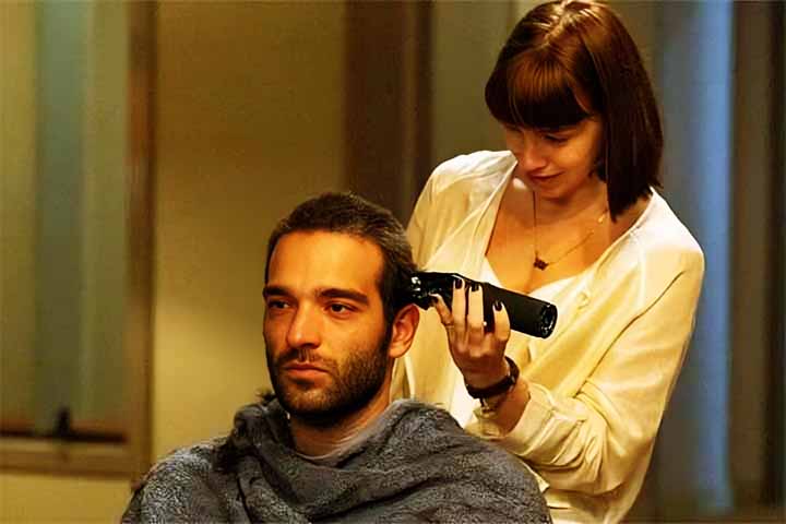 <p>Após exames revelarem o câncer, Afonso foi informado sobre a necessidade de iniciar quimioterapia. A gravidade da situação o levou a raspar a cabeça preventivamente – nesta cena, é Solange, personagem de Alice Wegmann, que o fez. Ele ainda escreveu um testamento – demonstrando o impacto psicológico profundo da notícia.</p><?php if (strpos(site('ds_site_link'), '/apostas') === false): ?>
    </div>

    <div class=