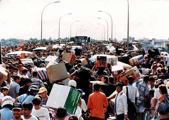 <p>Entre as pessoas que cruzam a Ponte da Amizade diariamente estão estudantes de medicina, trabalhadores do comércio e turistas atraídos pelos preços mais baixos na cidade paraguaia.</p>
