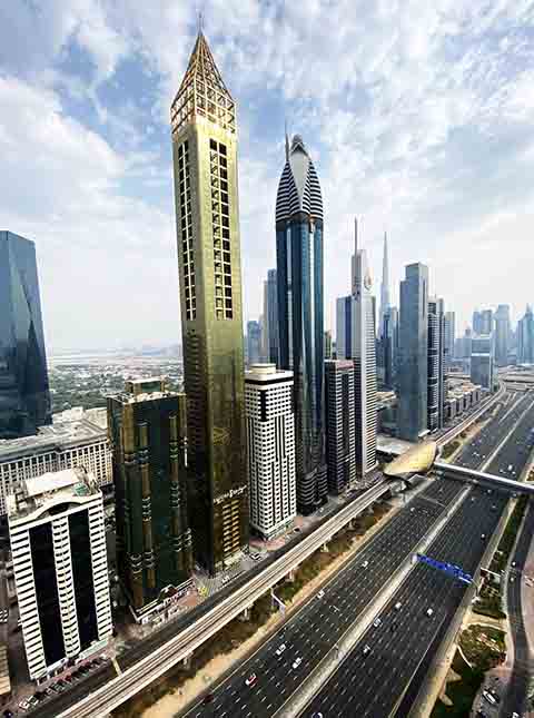 <p>Apesar do luxo, seu visual mais simples reflete um projeto focado na funcionalidade hoteleira. A altura se impõe, mas o serviço e a localização são os grandes atrativos.</p>
