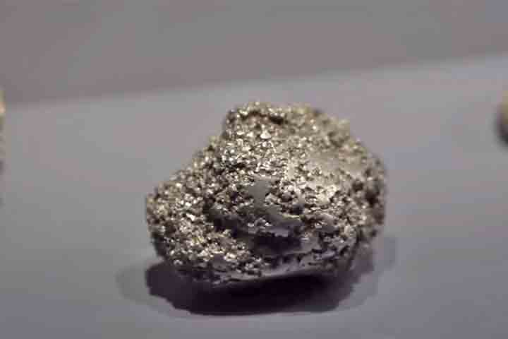 <p>Não é atacado pelos ácidos, porém dissolve-se em água régia ou ácido sulfúrico (H2SO4) concentrado e aquecido quando finalmente dividido. O Ródio apresenta um ponto de fusão maior que a platina e uma densidade menor.</p>
