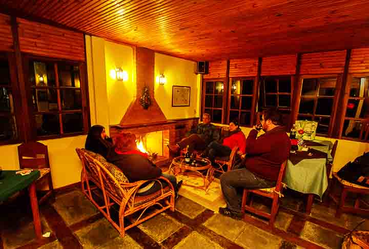 <p>Além da função de aquecimento, a lareira sempre esteve associada ao conforto e à intimidade. O simples ato de sentar-se ao redor do fogo, observar as chamas e sentir o calor proporciona uma sensação de tranquilidade e aconchego.</p>
