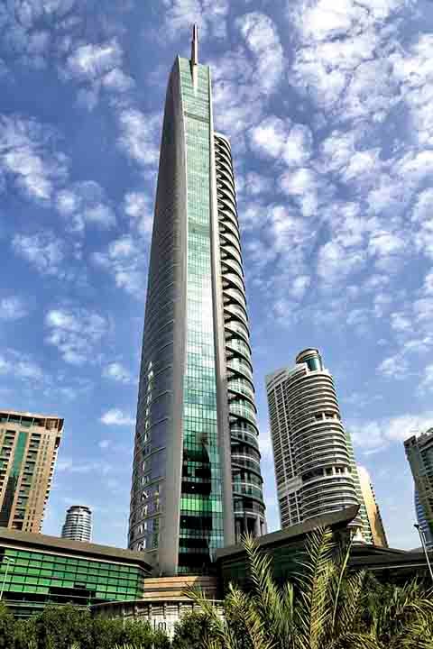 <p>A Almas Tower é a mais alta da região de Jumeirah Lakes Towers, com 360 metros e 68 andares, aparecendo na sexta colocação. Inaugurada em 2009, é conhecida por abrigar o Dubai Multi Commodities Centre.</p>
