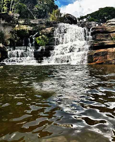 <p>A Cachoeira do Rio dos Frades, em Teresópolis, é uma bela queda d’água localizada no Vale dos Frades, dentro do Parque Estadual dos Três Picos. Com aproximadamente 10 metros de altura, ela forma uma piscina natural, ideal para banho e lazer.</p>
