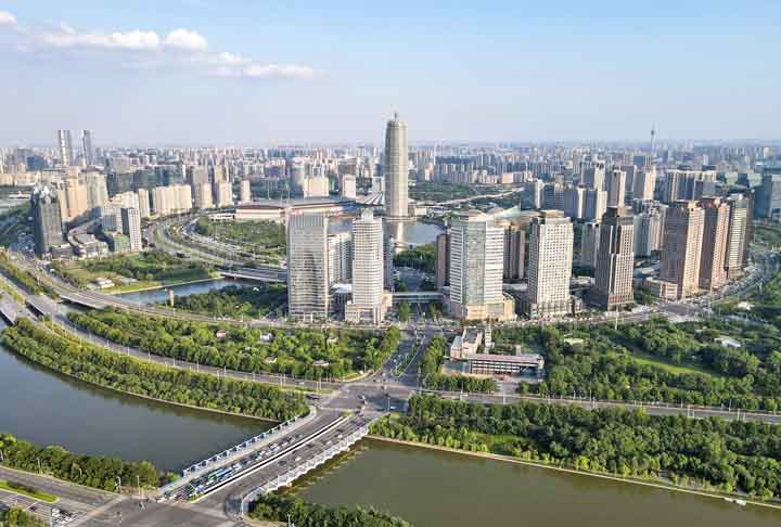 <p>Zhengzhou é a maior cidade da província de Henan, no centro da China, com papel estratégico como polo industrial e de transportes. Além de centro econômico, também é ponto histórico importante, ligada às origens da civilização chinesa.</p>
