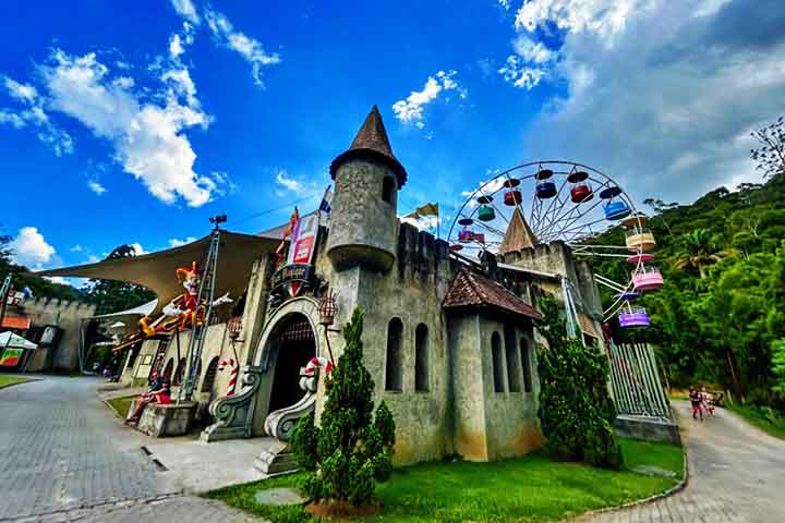 <p>O Parque Magique é um espaço temático para crianças e adultos, com diversas atrações, incluindo roda gigante, trem fantasma e jogos.</p>
