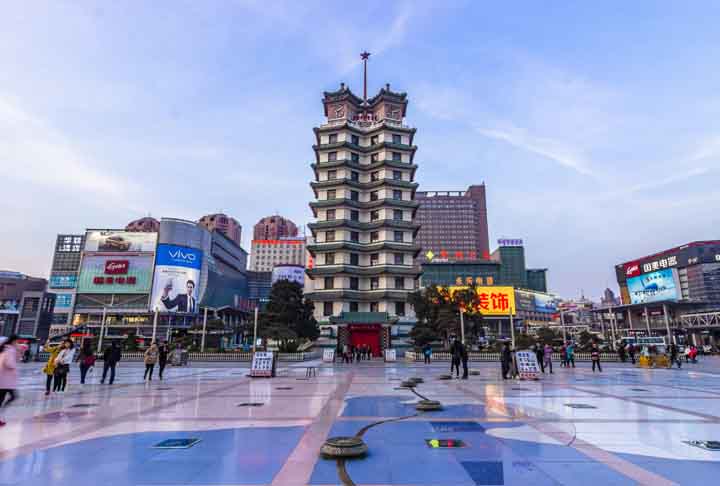 <p>Zhengzhou tem uma população estimada em cerca de 12 milhões de habitantes em sua área metropolitana.<br />
A cidade cresce rapidamente, impulsionada pela indústria, comércio e posição como hub ferroviário da China.</p>
