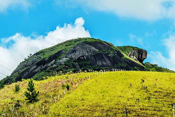 <p>A Pedra da Tartaruga, localizada em Teresópolis, é um dos destinos mais impressionantes do Rio de Janeiro para quem busca aventura e contato com a natureza.</p>
