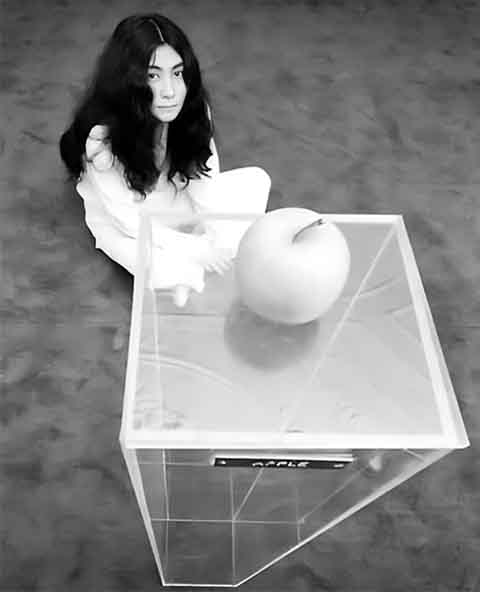 <p>Nos anos 1950 e 1960, Yoko integrou o movimento vanguardista Fluxus, tornando-se referência na arte conceitual e performática.</p>
