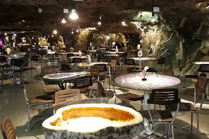 <p>Entre as experiências mais inusitadas está a gastronomia subterrânea. Restaurantes foram montados dentro de antigas galerias de mineração, aproveitando o ambiente fresco e úmido das cavernas.</p>
