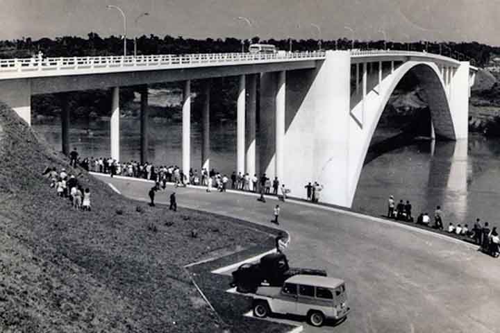 <p>Essa ligação terrestre aumentou a importação de mercadorias brasileiras para o Paraguai e também fez de Cuidad del Este um destino pujante de compras.</p>
