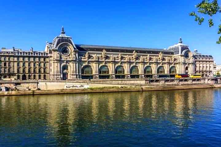 <p>Por lá, existem ícones de Monet, Degas, Renoir e Van Gogh, que atraem cerca de 3,9 milhões de visitantes por ano. As reformas mantiveram o clima histórico da estação, mas adaptaram o interior às necessidades modernas da galeria.</p>
