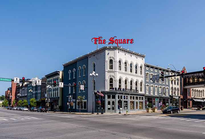 <p>LEXINGTON (Kentucky) – População: 322 mil – Conhecida pelos cavalos e pela vida rural, tem uma forte tradição country e por festivais de Bluegrass ao redor da cidade .</p>
