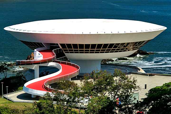 <p>Assim, as linhas fluidas de Niemeyer refletem a herança do design brasileiro, que o transforma em ponto de encontro para cultura e turismo. Ele oferece visitas virtuais e exposições on-line, que visa expandir o alcance do museu.</p>
