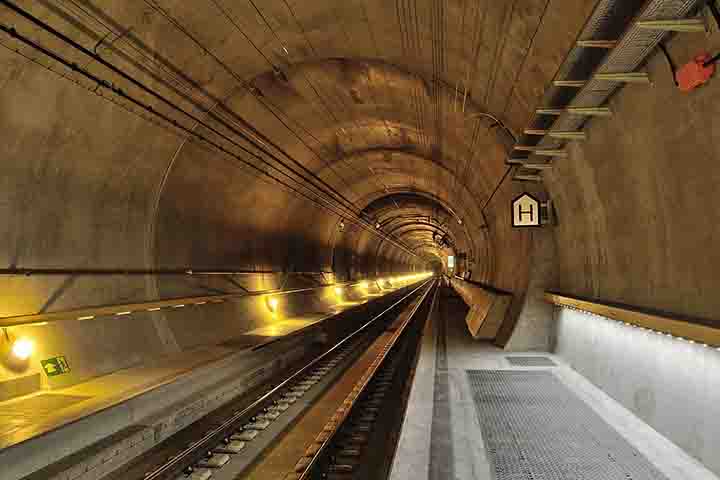 <p>Inaugurado em 2016, o túnel, que atravessa os Alpes Suíços, chega a 57,1 quilômetros de extensão e levou 18 anos para ficar pronto.</p>
