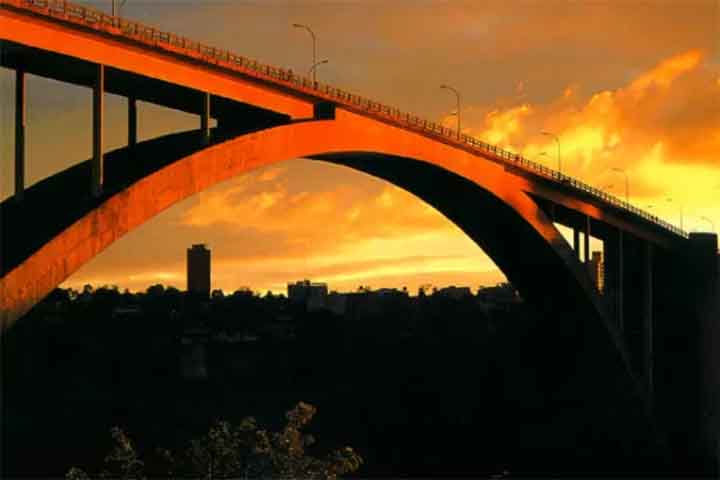 <p>A Ponte da Amizade, que passa por cima do Rio Paraná, tem 552 metros de extensão e possui um vão livre de 303 metros.</p>
