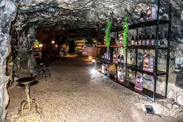 <p>O Ametista Parque Museu é um exemplo desse esforço. No local, visitantes podem ver de perto dezenas de pedras preciosas, além da maior ametista bruta já encontrada na região, com impressionantes 2,5 toneladas.</p>
