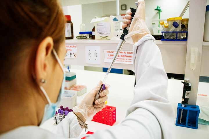 <p>Exames mais detalhados, como mielograma, biópsia de medula óssea, testes de imunofenotipagem e análises genéticas, ajudam a confirmar o tipo de leucemia e a orientar o tratamento.</p>
