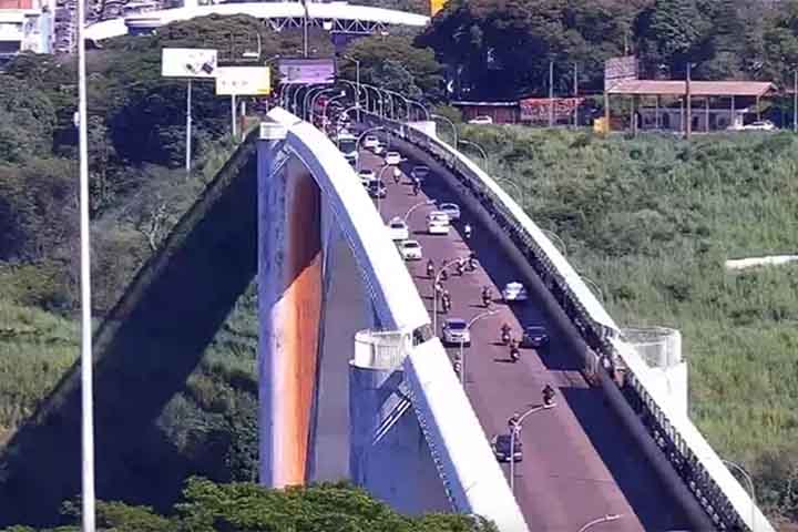 <p>A presença da ponte resultou em crescimento econômico e populacional para a região, com o incremento do comércio e da circulação de pessoas.</p>
