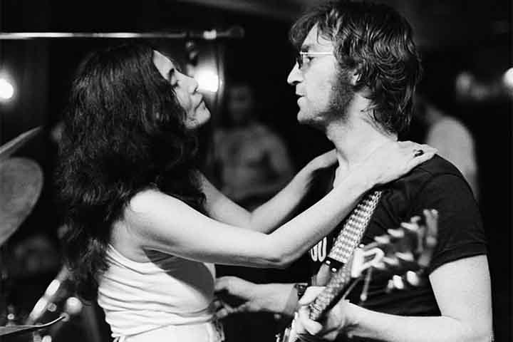 <p>A partir desse encontro, iniciou-se uma colaboração artística que viria a ter impacto profundo na música e na cultura popular. Em 1969, Yoko e Lennon se casaram e formaram a Plastic Ono Band, grupo que se tornaria o veículo de suas experiências musicais e políticas.</p>
