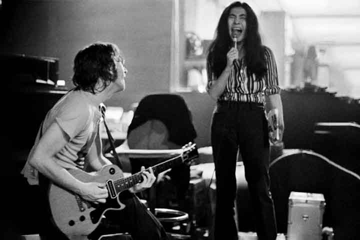 <p>A relação de Yoko Ono com John Lennon começou em 1966 e foi um marco tanto na vida pessoal quanto na carreira de ambos. O casal se conheceu em uma exposição de arte da japonesa em Londres, e o músico rapidamente se interessou por sua abordagem em relação à arte e à vida.</p>

