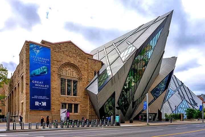 <p>A arquitetura do Museu Real de Ontário de Toronto é uma fusão de estilos históricos e contemporâneos. Ele abriga mais de 6 milhões de objetos, que vão de fósseis de dinossauros a artefatos antigos.</p>

