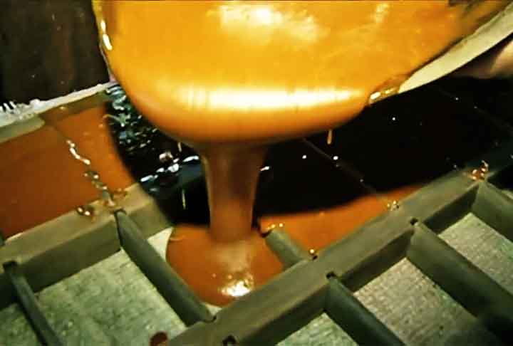 <p>Na forma clássica, a rapadura leva apenas caldo de cana concentrado. Quando entram frutas, o produto costuma ser chamado de rapadura com fruta ou doce de rapadura</p>
