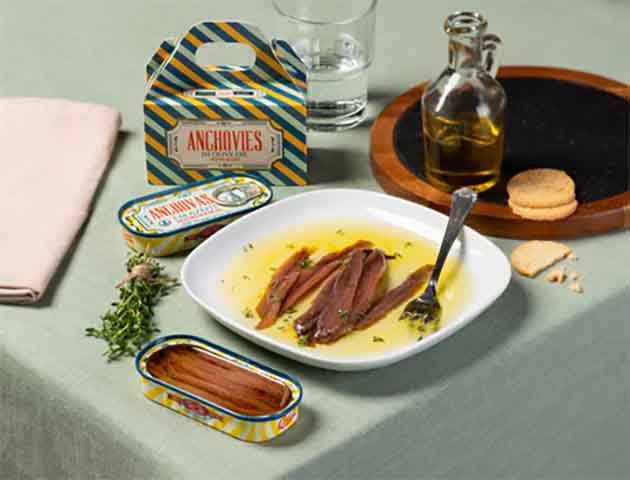 <p>Indivíduos devem consumir com moderação, pois a anchova é frequentemente conservada em salmoura. Isso pode aumentar o nível de sódio e afetar a pressão arterial.</p>
