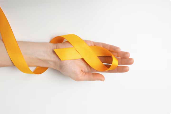 <p>Já a leucemia mieloide crônica tem progressão mais lenta e está associada a uma alteração genética chamada cromossomo Filadélfia. É mais comum em adultos de meia-idade.</p>
