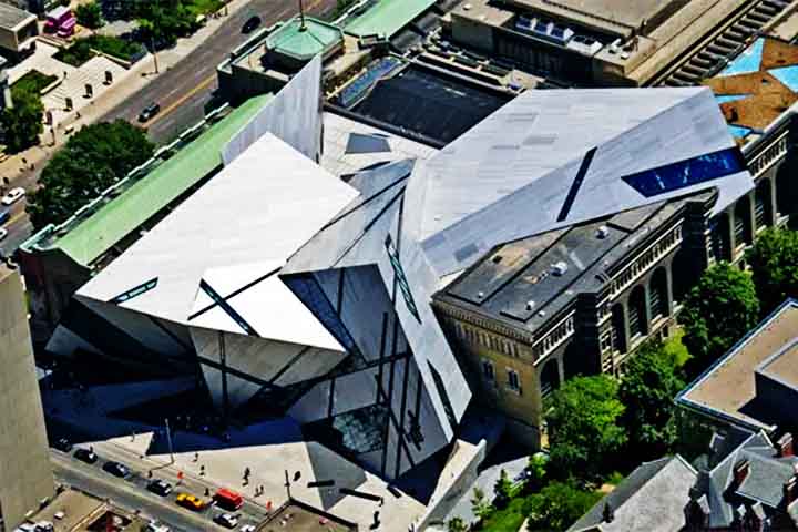 <p>Ângulos agudos se unem à arquitetura italiana clássica, que cativa a atenção internacional. Incluem quiosques interativos, rotulagem eletrônica e experiências de RA para aprendizado e exploração mais profundos.</p>
