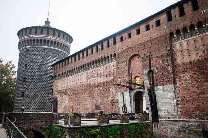 <p>Construído em 1460 por Francesco Sforza e aprimorado por Ludovico Sforza, o castelo teve Da Vinci como colaborador em seu planejamento e decoração.</p><?php if (strpos(site('ds_site_link'), '/apostas') === false): ?>
    </div>
    <div class=