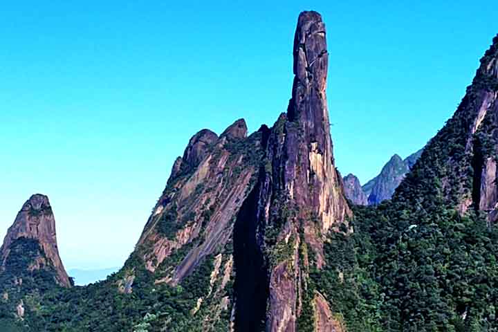 <p>O Dedo de Deus é um famoso pico montanhoso conhecido por sua silhueta que lembra uma mão apontando o dedo indicador para o céu. Com 1.692 metros de altitude, o local é um dos pontos mais emblemáticos da Serra dos Órgãos e é um símbolo da cidade.</p>
