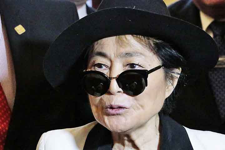<p>O livro “Yoko: Uma Biografia”, lançado no Brasil dia 9 de setembro de 2025 pela Editora Sextante, destaca a trajetória da japonesa como pioneira na arte conceitual e feminista, além de enfocar o preconceito que enfrentou ao longo de sua carreira.</p></div>

<!-- INTERBANNER 5 [RETANGULO(BR)] - DESKTOP - [INTERNAS] -->
<div class=