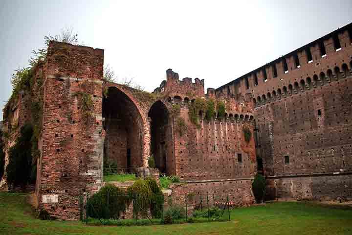<p>Pesquisadores descobriram que um esboço de Leonardo da Vinci revelou a existência de uma rede de túneis subterrâneos sob o Castelo Sforzesco, em Milão.</p>
