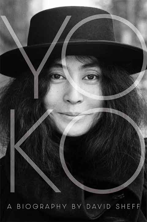 <p>Uma nova biografia de Yoko Ono, escrita pelo jornalista estadunidense David Sheff, propõe uma reinterpretação da trajetória da artista japonesa, desafiando a visão tradicional que a retrata como a responsável pela separação dos Beatles.</p>
