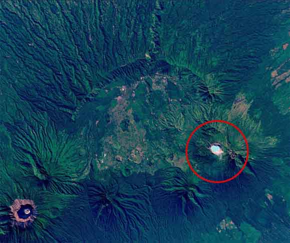 <p>Na imagem feita do espaço também é possível ver, a sudoeste, o vulcão Gunung Raung, que tem 3,3 mil metros de altura e é um dos mais ativos em Java, a principal ilha da Indonésia.</p><?php if (strpos(site('ds_site_link'), '/apostas') === false): ?>

    </div>

    <div class=